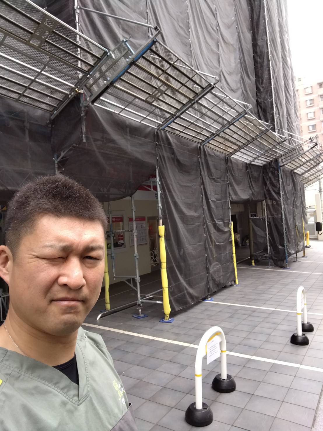 院の前の駐車場について